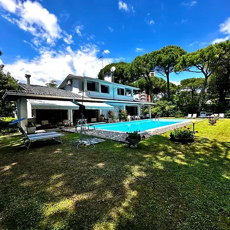 La Grande With Pool Lignano Sabbiadoro